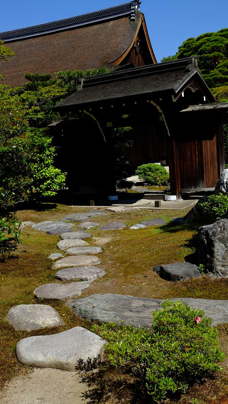 gyoen-tobiishi.jpg